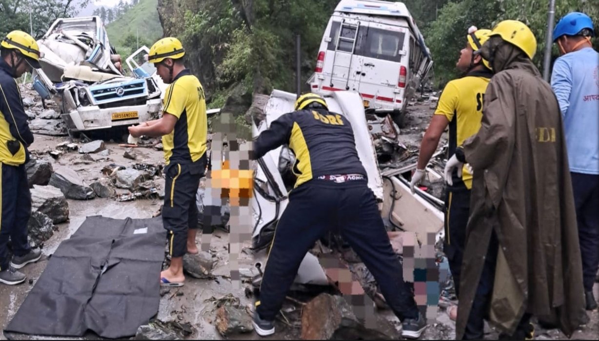 गंगोत्री हाईवे में गंगनानी के पास टूटी पहाड़ी, तीन वाहन दबे, चार की मौत